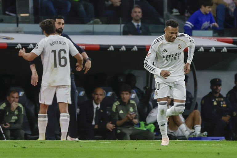 El delantero del Real Madrid Kylian Mbappé (d) sale al campo durante el partido de la jornada 36 de LaLiga que Real Madrid y Real Oviedo disputan este jueves en el estadio Santiago Bernabéu.