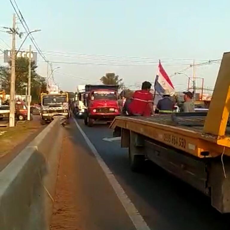 En la zona del shopping San Lorenzo, hacia el ex Arariti, es otro de los puntos de concentración de los transportistas.