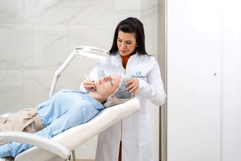 El daño solar acumulativo y la automedicación son los errores más comunes; la fotoprotección diaria y la orientación profesional siguen siendo esenciales.