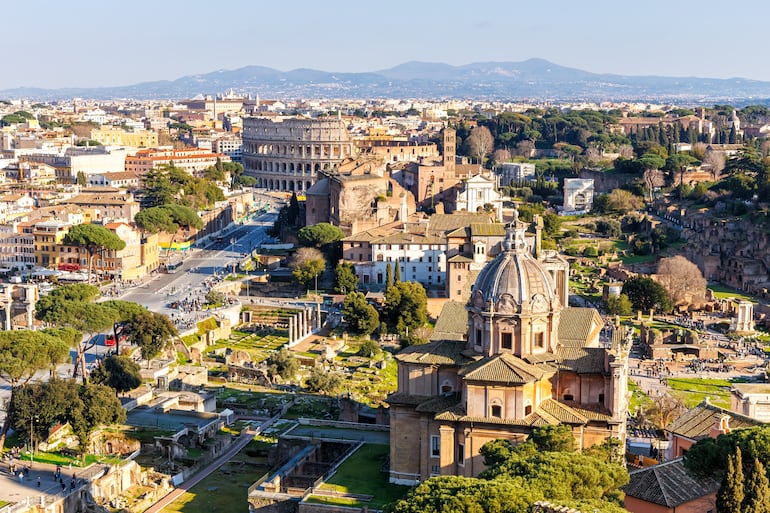 Vista aérea del Foro Romano y Coliseo, Roma, Italia.