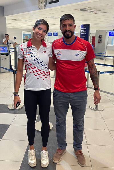 Nicole Martínez (20 años) y Arturo Rivarola (34) rumbo a Italia.