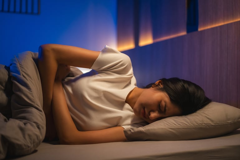 Una mujer no logra dormir.