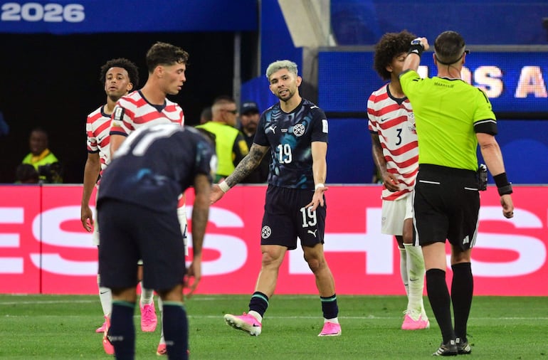 El centrocampista de Paraguay, Julio Enciso, reacciona durante el partido de fútbol del Grupo D de la Copa Mundial 2026 entre Estados Unidos y Paraguay en el Los Angeles Stadium en Inglewood.