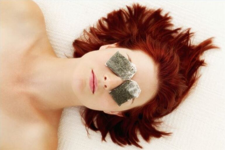 Para conseguir un efecto más eficaz contra el estrés, se pueden guardar las bolsas en el congelador durante 20 min y luego colocarlas sobre los párpados cerrados.