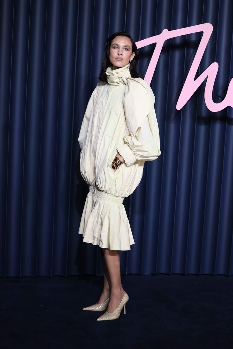 Alexa Chung posando divina a su llegada a los Fashion Awards 2025 en el Royal Albert Hall de Londres. (EFE/EPA/ANDY RAIN)
