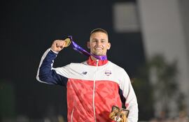 Lars Flamming del Team Paraguay, con la medalla de oro en lanzamiento de jabalina y nuevo récord Junior Panamericano.