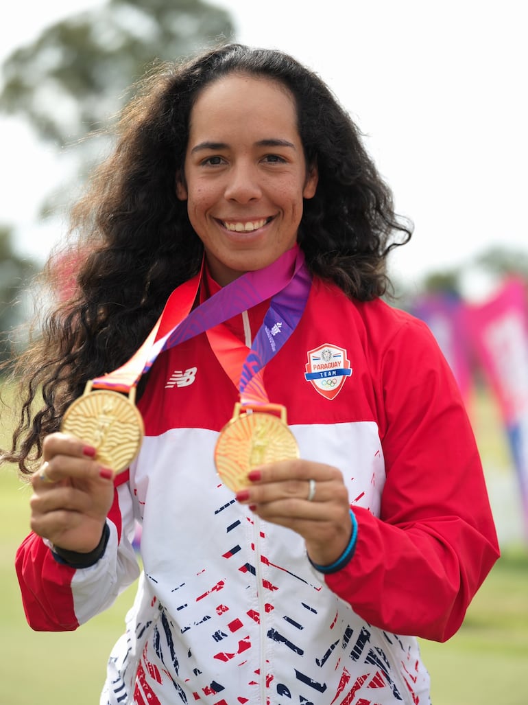 Tremenda actuación de Sofía García en golf al ganar dos medallas de oro. La abanderada del Team Paraguay fue campeona en individual y en equipo mixto en Santa Fe 2026.