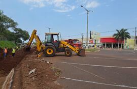 Una retroexcavadora destruye parte de un canal de desagüe de la avenida Itaipú frente a un shopping, donde construirán una mega rotonda solo para favorecer a un centro comercial. La obra además no tiene aprobación del MOPC.