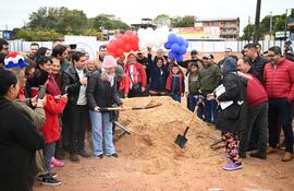 Autoridades de Itauguá y miembros del Mercado Municipal participaron de la palada inicial que dará inicio a la construcción del nuevo edificio del mercado.