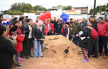 Autoridades de Itauguá y miembros del Mercado Municipal participaron de la palada inicial que dará inicio a la construcción del nuevo edificio del mercado.