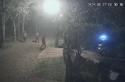 Los tres delincuentes llegan a la vivienda para cometer el asalto.