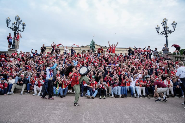 Aficionados noruegos en plena celebración en Oslo por el triunfo de su seleccionado.