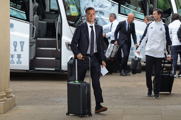 Lucas Vázquez, futbolista del Real Madrid, durante la llegada del plantel a Inglaterra para la final de la Champions League.