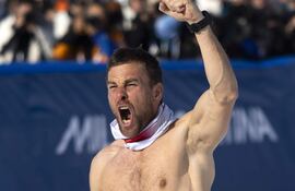 El austriaco Benjamin se sacó la indumentaria para festejar el oro en snowboard.