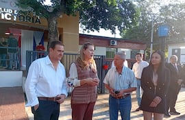 La ministra María Teresa Barán encabeza la inauguración de nuevas unidades de salud familiar en presencia de varios referentes de gobierno.