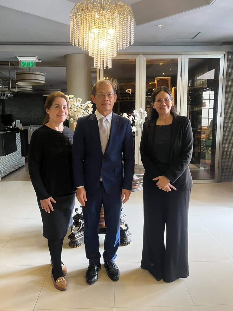Rebeca Martínez, del departamento de Prensa de la Embajada de Taiwán;  Andrés Wen- Tien Kan, consejero adjunto de la Embajada y  Marya Josse Martínez, del departamento de educación.