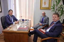 El senador Eduardo Nakayama (independiente) recibió en su despacho del Senado al encargado de negocios de los Estados Unidos, Robert Alter (c).