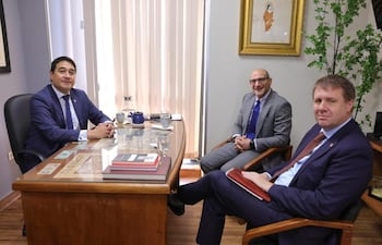 El senador Eduardo Nakayama (independiente) recibió en su despacho del Senado al encargado de negocios de los Estados Unidos, Robert Alter (c).