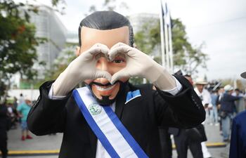 Un hombre disfrazado del presidente salvadoreño, Nayib Bukele, asiste a la Plaza Gerardo Barrios para presenciar la ceremonia de investidura de un segundo mandato de Bukele, este sábado en San Salvador (El Salvador).