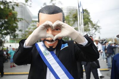 Un hombre disfrazado del presidente salvadoreño, Nayib Bukele, asiste a la Plaza Gerardo Barrios para presenciar la ceremonia de investidura de un segundo mandato de Bukele, este sábado en San Salvador (El Salvador).