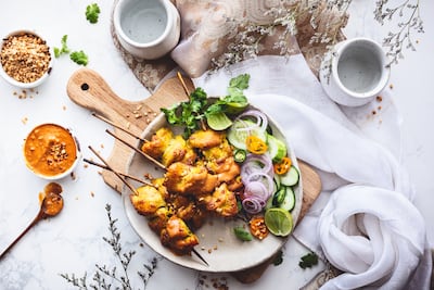 Brocheta de pollo satay y salsa de maní, ideal para clima cálido.