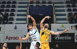 Franco Benítez del San José y Norberto Gigas de los Gold en el salto inicial, en el partido que ganaron los "santos".