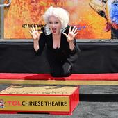 La cantante y activista Cyndi Lauper plasmó este martes sus manos y sus pies sobre el cemento de la entrada del famoso Teatro Chino, ubicado en el Paseo de la Fama de Hollywood (Los Ángeles), en una ceremonia de homenaje a su carrera en la que estuvo acompañada de la leyenda del pop Cher.