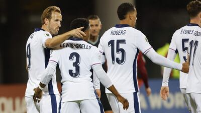 Harry Kane (I) de Inglaterra celebra con sus compañeros de equipo después de marcar un gol durante el partido de fútbol de las Eliminatorias Europeas de la Copa Mundial de la FIFA 2026 entre Letonia e Inglaterra en Riga, Letonia.