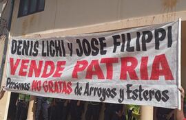 Pobladores de Arroyos y Esteros repudian al gobermador Denis Lichi y al concejal José Filippi