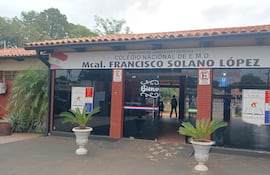 El director Luis Velázquez, mostrando el sitio donde se realizó el bautismo sin autorización de los directivos.