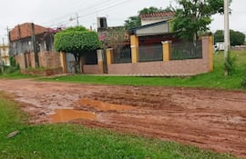 Vecinos del barrio Virgen del Carmen reclaman mejoramiento del camino en mal estado en Carapeguá.