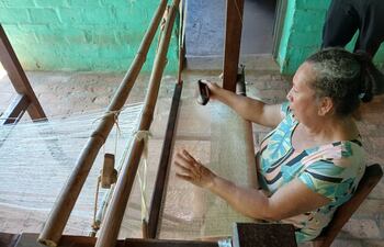 Doña Eusebia Garcete, maestra artesana en uso del telar rústico tradicional.