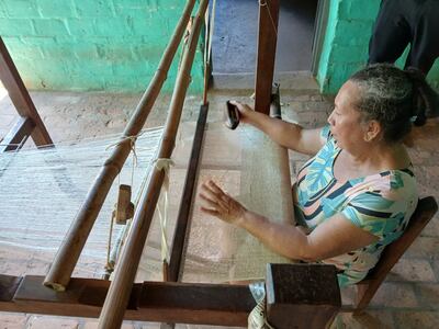 Doña Eusebia Garcete, maestra artesana en uso del telar rústico tradicional.