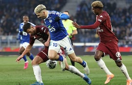 El delantero paraguayo del Estrasburgo, Julio Enciso, lucha por el balón con el defensor Maxime Colin y el centrocampista Alpha Toure, durante el partido de la L1 francesa entre el RC Estrasburgo y el FC Metz en el Stade de la Meinau en Estrasburgo, en el este de Francia.