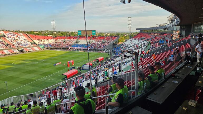 El estadio Defensores del Chaco en la previa de Paraguay vs. Argentina.