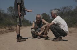 Jota Escobar (de pie), Ulf Drechsel y Sebastián Peña Escobar en una escena del documental "Los últimos", que se exhibirá desde hoy en el Cine Villamorra.
