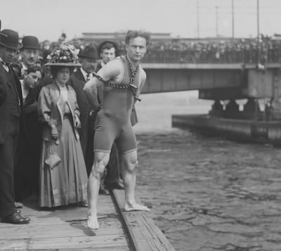 Harry Houdini salta desde una altura de 30 pies (unos 9 metros) del puente de Harvard, atado con cadenas, el 30 de abril de 1908, en Boston, Massachusetts. Un policía de Boston le había esposado las manos y encadenado estas a un collar alrededor del cuello.