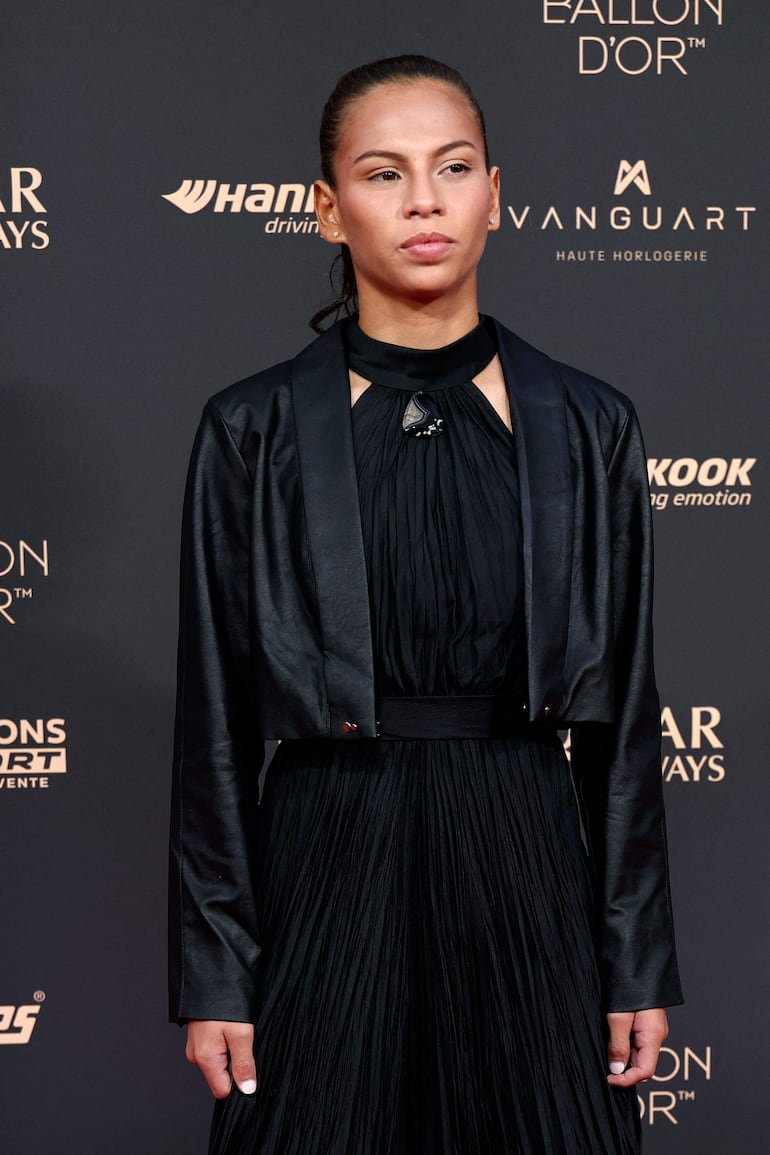 La extraordinaria delantera de Paraguay, Claudia Martínez, en la alfombra roja del balón de oro.