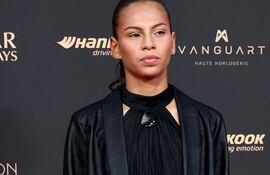 La jugadora de fútbol paraguaya Claudia Martínez Ovando posa a su llegada a la ceremonia de entrega del premio Balón de Oro 2025 de France Football en el Theatre du Chatelet de París.