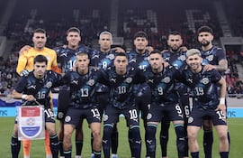 Los jugadores de la selección de Paraguay posan para la fotografía previa al partido frente a Grecia en el amistoso internacional Fecha FIFA en el estadio El Pireo, en Atenas, Grecia.