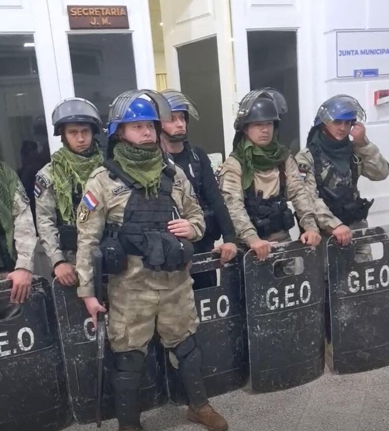 Ante la presión, el recinto de la Junta Municipal fue resguardado por personal de GEO de la Policía Nacional.