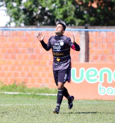 El capitán "franjeado", Diego Rojas celebra el tanto del triunfo sobre Sportivo Limpeño. (Foto: APF)