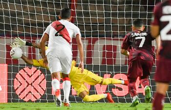 Momento en que Pedro Gallese desvía el penal ejecutado por Machís