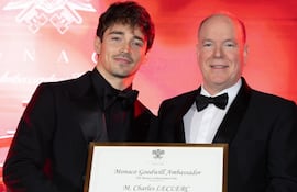 Charles Leclerc recibiendo de manos de Alberto de Mónaco su diploma de Embajador de Buena Voluntad.
