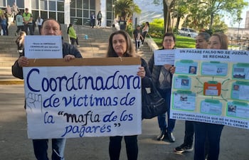 Protesta de víctimas de la "mafia de los pagarés" frente a la Corte Suprema de Justicia este martes.