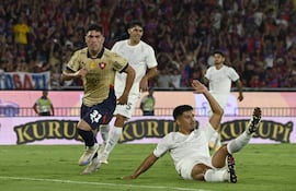 Ignacio Aliseda, jugador de Cerro Porteño, festeja un gol en el partido frente a Libertad por la primera fecha del torneo Apertura 2026 de la Primera División de Paraguay en el estadio La Nueva Olla, en Asunción, Paraguay.