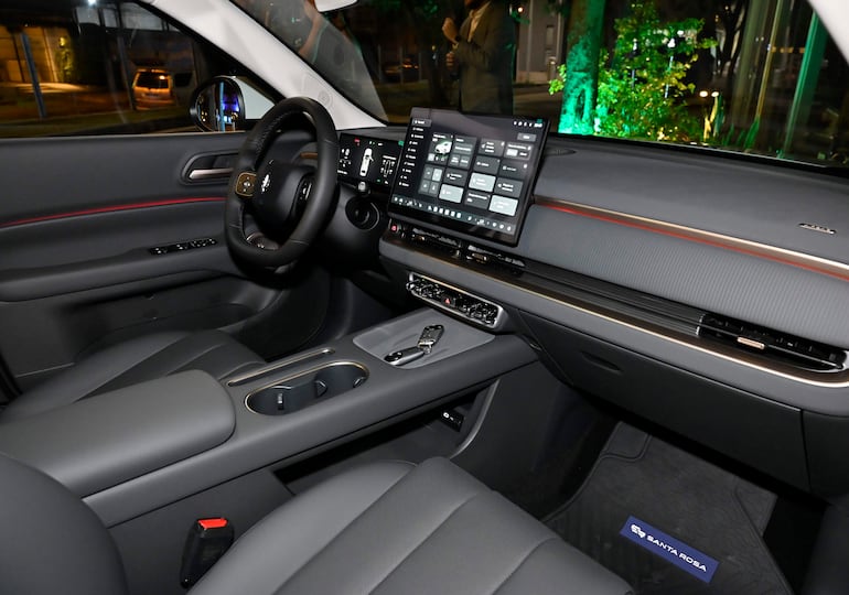 Interior del automóvil SR Santa Rosa con tablero moderno y consola central, sin personas visibles.