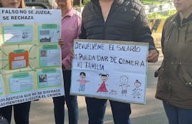 Protesta de víctimas de la "mafia de los pagarés" frente a la Corte Suprema de Justicia este martes.