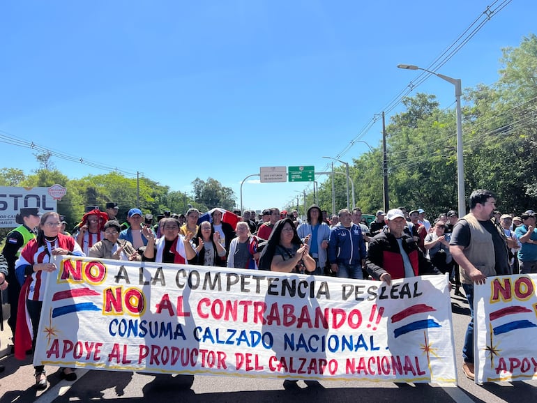 Gremio de calzadistas cuestiona ingreso de productos chinos: “No podemos competir en estas condiciones” Gremio de calzadistas cuestiona ingreso de productos chinos: “No podemos competir en estas condiciones”