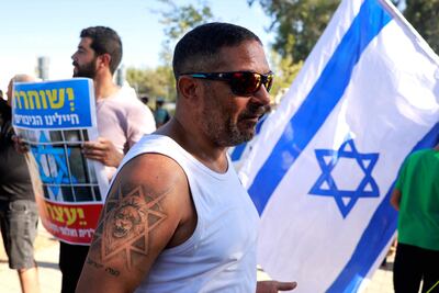 Manifestantes israelíes protestan contra la detención de los soldados acusados de abusar de un detenido palestino.